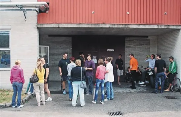 Delavci Pet-Nove  so poleti delali v nečloveških razmerah, na koncu pa ostali brez službe in tudi  brez treh plač ter dela regresa