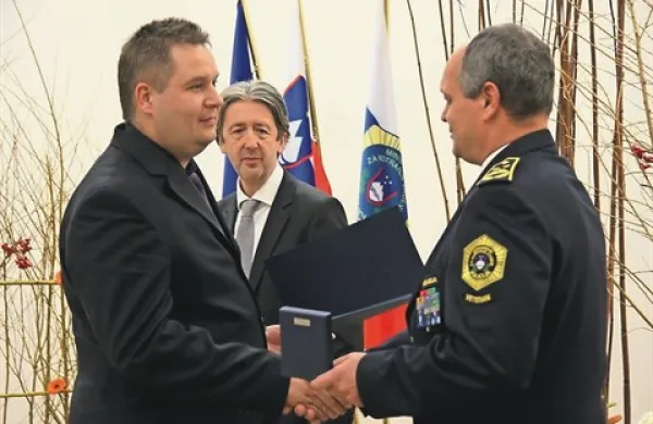 Generalni direktor policije Stanislav Veniger je Andreju Mraku izročil medaljo za hrabrost 
