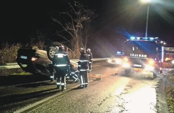 Pri Račicah se je v avtu, ki je končal na strehi, huje poškodovala sopotnica