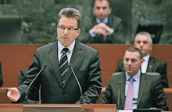 DZ že devet ur razpravlja o zahtevi poslanske skupine SDS za razrešitev finančnega ministra Uroša Čuferja