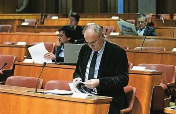  Državni svetniki so danes s 27 glasovi za in dvema proti izglasovali odložilni veto na zakon o davku na nepremičnine.