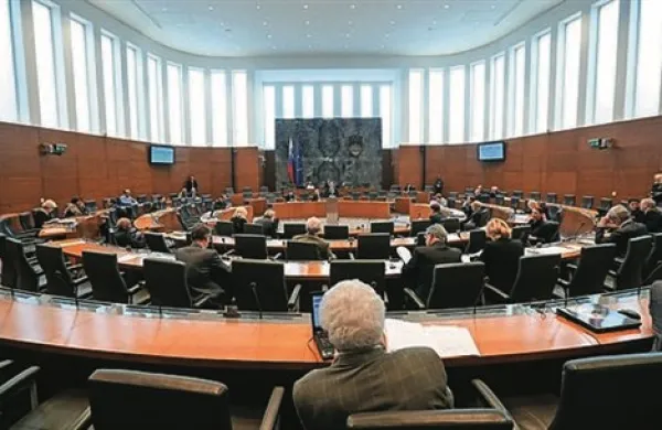  Državni zbor obravnava zahtevo poslanske skupine SDS za interpelacijo zoper finančnega ministra Uroša Čuferja