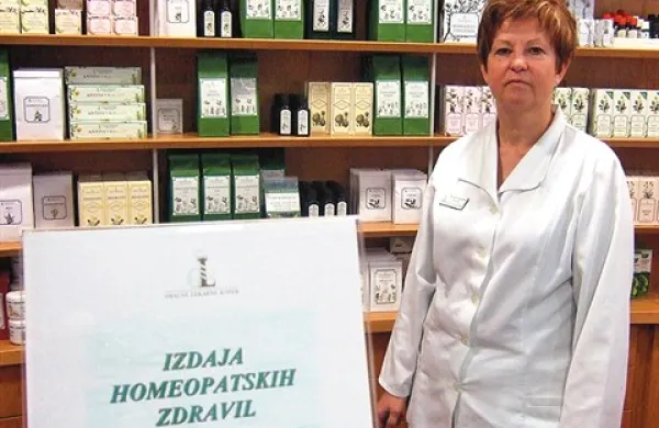 Tudi vodja izolske lekarne Helena Lenarčič svetuje pri nakupu homeopatskih zdravil  