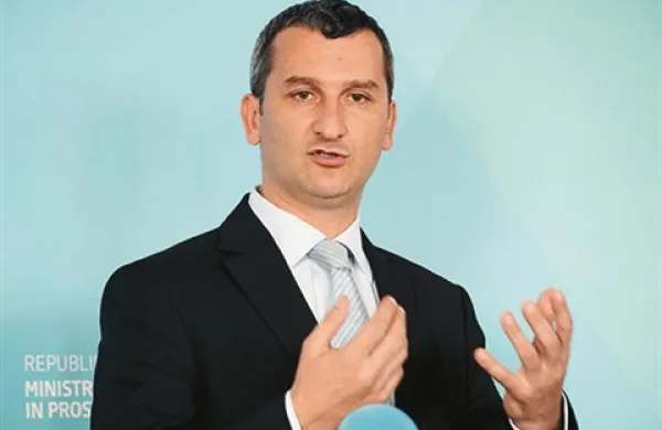 “Danes imamo za pridobitev gradbenega dovoljenja labirint, vizija je, da bi bilo vse na enem mestu,” je včeraj  napovedal minister za infrastrukturo Samo Omerzel