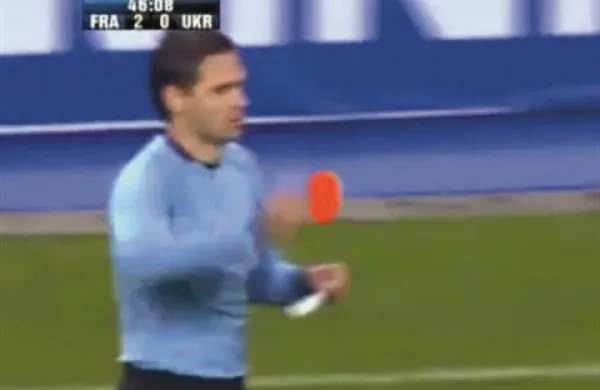 Damir Skomina v trenutku, ko je Jevgenu Hačeridiju pokazal rdeč karton