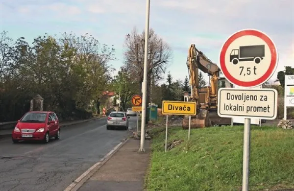 Na začetku obeh cestnih odsekov so z obeh strani od avgusta letos postavljene oznake o omejitvah prometa za težje tovornjake