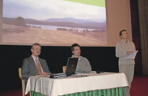 Ta teden so  v Pivki, Slovenski vasi in Palčju potekale javne predstavitve načrtovanega krajinskega parka za sedemnajst pivških presihajočih jezer (z leve župan Robert Smrdelj, Tadej Kogovšek in Špela Habič v Krpanovem domu v Pivki). Zadnje takšno
