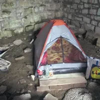 Nedavno se je s šotorom umaknil v nekoliko bolj nedostopno pritličje