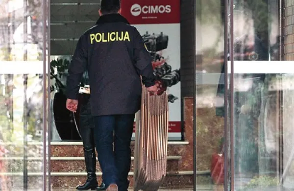 Kriminalisti so že zgodaj dopoldne v prostore Cimosa prinesli škatle, v katerih so potem odnesli dokumentacijo   