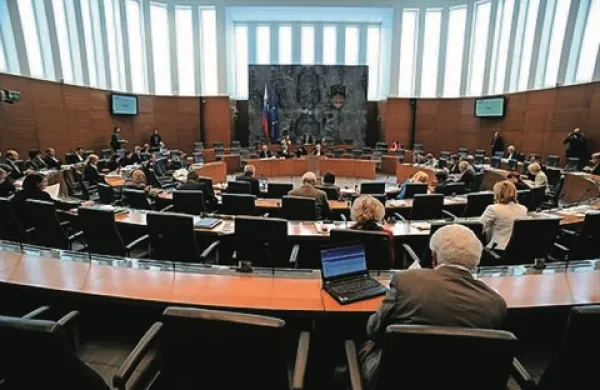 Poslanci so na današnjem nadaljevanju redne seje DZ s 46 glasovi za in z 29 glasovi proti sprejeli zakon o odškodninski shemi za izbrisane