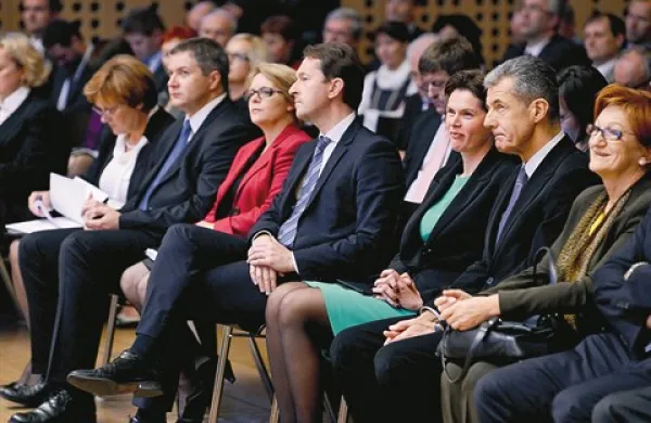 Nimamo več časa, vsak dan izgubimo 80 delovnih mest, okolje je neprijazno za  investitorje, birokratske ovire prevelike, so gospodarstveniki včeraj opozarjali predsednico vlade Alenko Bratušek