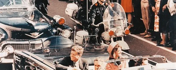 Ameriški predsednik John F. Kennedy in prva dama Jackie tik  pred atentatom