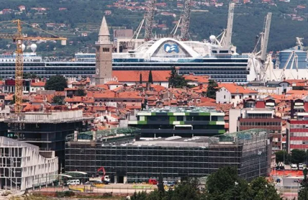 So vedute nekaterih slovenskih mest (na fotografiji Koper)  plod sodobnega pomanjkanja čuta za estetiko ali  odsotnosti  etike urbanistov in arhitektov? 