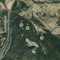Kje natančno naj bi stale vetrnice in koliko bi jih bilo,  bodo pokazale meritve. Preverili pa bodo lokacije na Zajčici (vetrnica na vrhu zemljevida), greben desno od ceste Divača-Senožeče,  ki mu domačini pravijo Gavge (srednji dve) in greben nad