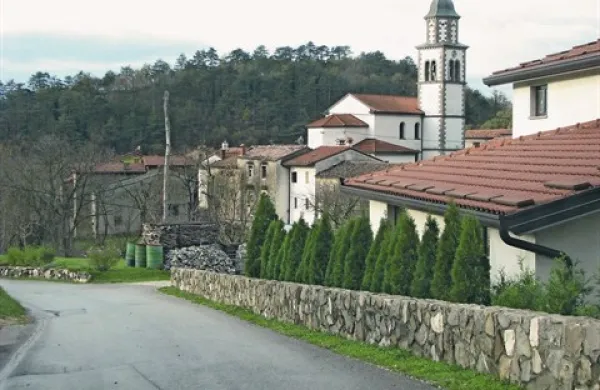 Za obnovo vseh lokalnih cest in javnih poti po krajevnih skupnostih bo potrebnega še veliko denarja 