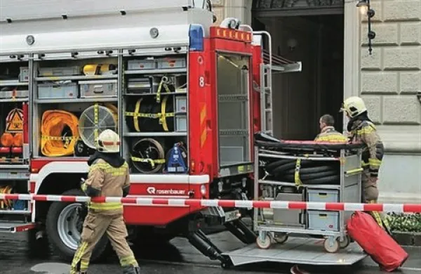  Pred vladno palačo v Ljubljani so policisti in gasilci. Policiste so namreč okoli 11. ure obvestili, da so v prostore vlade na Gregorčičevi ulici sprejeli sumljiv paket.