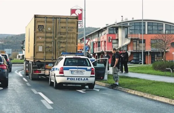 Voznik tovornjaka je vozil na prekratki varnostni razdalji