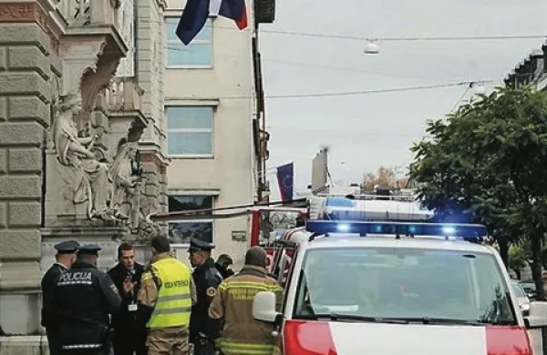 V sumljivem paketu, ki so ga danes sprejeli v prostorih vlade na Gregorčičevi v Ljubljani, ni bilo nevarne snovi, so pokazali rezultati hitrega testa