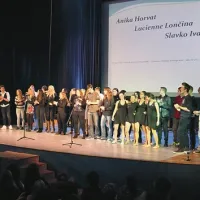 Nastopajoči na dobrodelnem koncertu. Poleg dijakov in nekdanjih dijakov Gimnazije, elektro in pomorske šole Piran so nastopili tudi Anika Horvat, Lucienne Lončina in Slavko Ivančić. 
