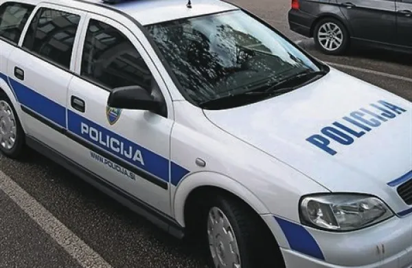 Policija išče neznanega voznika, ki je v četrtek v Ilirski Bistrici na prehodu za pešce trčil v  14-letni dekleti in odpeljal s kraja dogodka