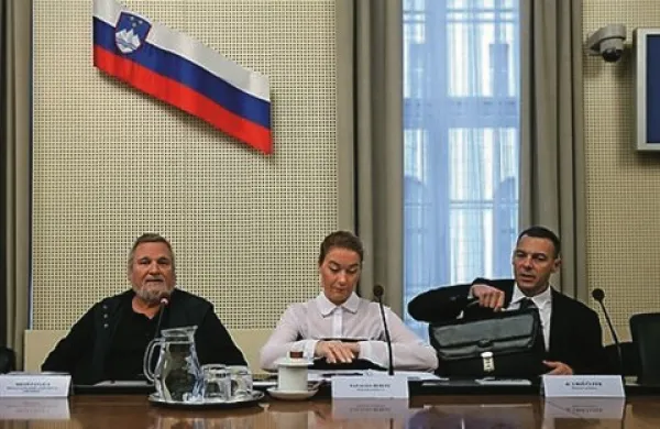 Izredna seja Ekonomsko-socialnega sveta (ESS), na kateri so obravnavali zakon o Slovenskem državnem holdingu. Državni sekretar na ministrstvu za delo, družino, socialne zadeve in enake možnosti Miloš Pavlica (levo), sekretarka ESS Natalija Berlec in