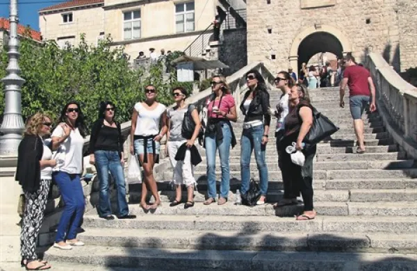 Fritule, prva ženska klapa v Sloveniji z glasbenim vodjo Mariom Petvarjem, so poletni del sezone zaključile na Korčuli