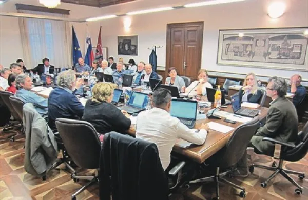 Nekateri sežanski svetniki so raje kot o nezdružjivosti funkcij Vojka Terčona  razpravljali o poročanju Primorskih novic