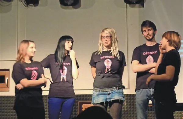 Salve smeha občinstva so na svojem nastopu sprožali člani novogoriškega impro gledališča Dženny