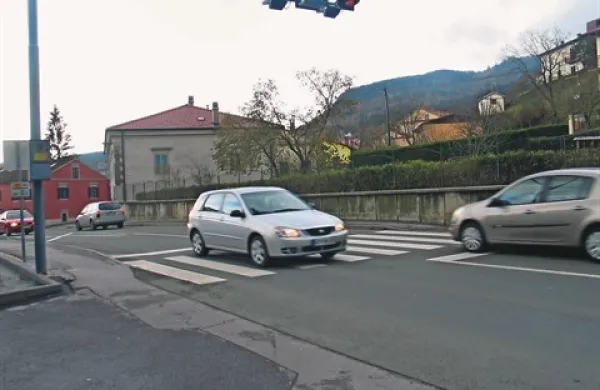 Po mnenju domačinov je prehod na Gregorčičevi cesti pri bistriški trgovini Mavrica (pri Brinšku) ponoči  nevaren, saj vozila prihajajo z obeh strani po rahlem klancu navzgor in se vozniki z lučmi “zaslepijo”. Pred osvetlitvijo prehoda in ureditvijo