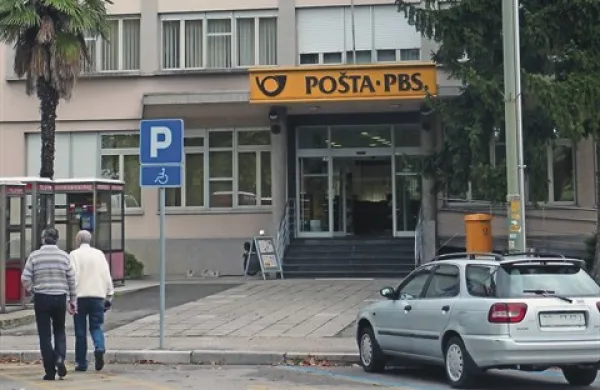 Novogoriško enoto Pošte Slovenije naj bi pripojili h koprski in  je le ena od institucij, ki ji grozi ukinitev oziroma selitev