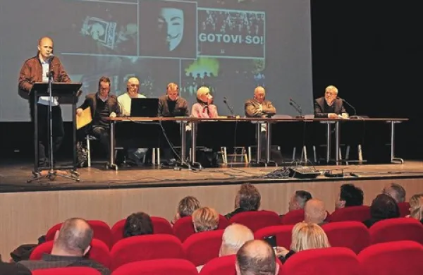 Stranka, ki jo ustanavljajo vstajniki, se bo imenovala Solidarnost  - za pravično družbo. Tako so na včerajšnji okrogli mizi v dvorani prve slovenske vlade sporočili predstavniki gibanja Vseslovenska ljudska vstaja, Odbora z pravično in solidarno družbo