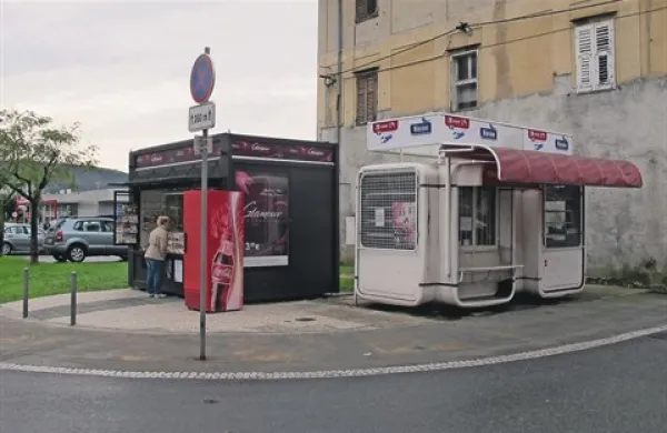 Sredi Vojkovega nabrežja je  začel delovati nov nov prodajni kiosk, enak šestim, ki jih je v letu 2012 v Kopru in okolici postavilo podjetje Trgonep 