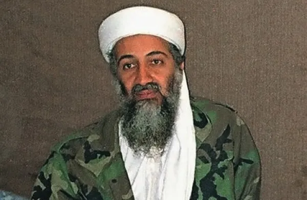 Oblasti na severozahodu Pakistana so zdravnika Šakila Afridija, ki je ameriški obveščevalni agenciji Cia pomagal najti vodjo mednarodne teroristične mreže Al Kaida Osamo bin Ladna (na fotografiji), obtožile uboja in prevare