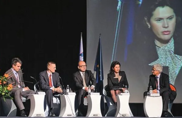 Okroglo mizo, na kateri sta poleg predsednice vlade Alenke Bratušek in guvernerja Banke Slovenije Boštjana Jazbeca sodelovala tudi  prof. dr. Mitja Čok in prof. dr. Marko Košak (levo) z Ekonomske fakultete Univerze v Ljubljani, je vodil njun