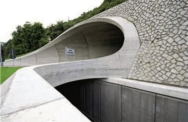 V sklopu Piranskih dnevov arhitekture je žirija podelila tudi nagrade piranesi. Glavno nagrado si je prislužil biro Modus Architects za posege na obvoznici okoli italijanskega mesta Bressanone. Foto: pida.si