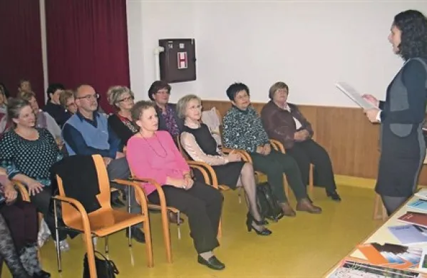 Andreja Vinšek Grilj je nagovorila udeležence ustanovnega sestanka skupine za samopomoč 