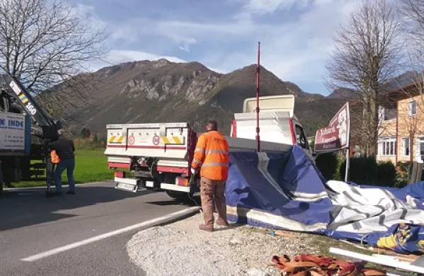 Tablo z dobrodošlico v Kobarid je zrušil tovornjak, ki ga je zaneslo zaradi sunka burje