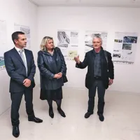 Z leve: Bojan Babič, Jana Tolja in Jurij Kobe na razstavi zamisli za potniški terminal