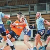 Veronika Leški (z žogo) v objemu obrambe Mlinotesta