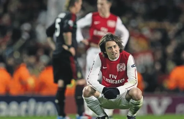 Arsenal (na fotografiji v ospredju Tomaš Rosicky) je Nike zamenjal s Pumo, ki mu na leto plača 35 milijonov evrov, kar ga uvršča na drugo mesto