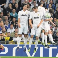 Madridskemu Realu (v belih dresih) pogodba z Adidasom prinese  največ