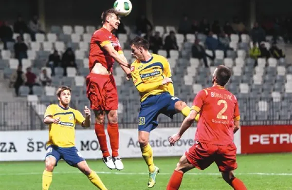 Brez zadetka v polno sta ostala Matej Pučko (levo) in Dražen Pilčić (v skoku), nad katerim je prekršek za enajstmetrovko storil  David Kašnik (z žogo)