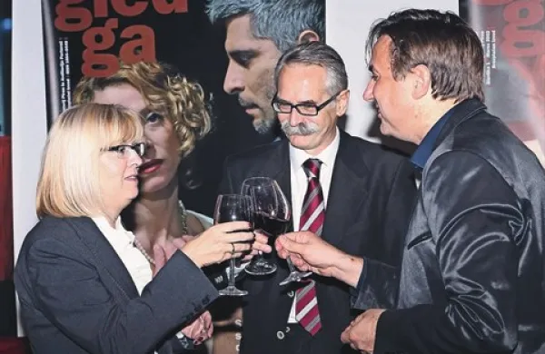 Odpravnica poslov veleposlaništva republike Hrvaške v Sloveniji Romana Franulović-Bušić z možem in Dragan Klarica (desno), tisti “stric iz ozadja”, ki v gledališču skrbi za organizacijo  
