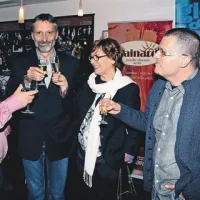 Gledališki kolegi  (z leve) pisatelj in nekdanji ravnatelj Narodnega gledališča iz Kikinde Miloš Latinović, hrvaški dramatik Miro Gavran z ženo in direktor Sterijinega pozorja Miroslav Radonjič ml. so se z zdravico poklonili tudi nedavno   preminulemu