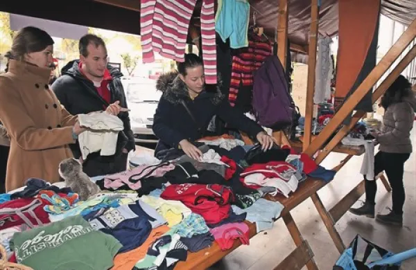 Lastnike so zamenjevale hlače, krila,majice in druga rabljena, a ohranjena oblačila