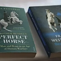 Frank Westerman je avtor številnih literarnih in esejističnih del, ki jih kritika rada postavlja ob bok velikim potopisnim avtorjem in esejistom 20. stoletja, kot sta Bruce Chatwin in Ryszard Kapuscinski