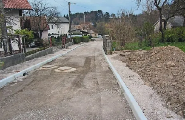 Na Občini Postojna pravijo, da Ulice Ivana Vadnala v Prestranku ob obnovi niso mogli razširiti, vendar bo ta kljub temu omogočala dvosmerni promet z umikanjem na pogreznjene pločnike 