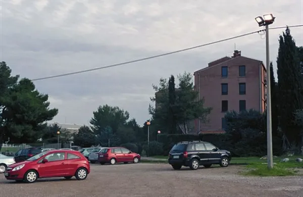 Najprej mrk javne razsvetljave, zdaj  pa sveti  tudi podnevi?