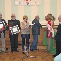 Priznanja je nagrajencem izročila kraljica vrtnic Hana Loverčič