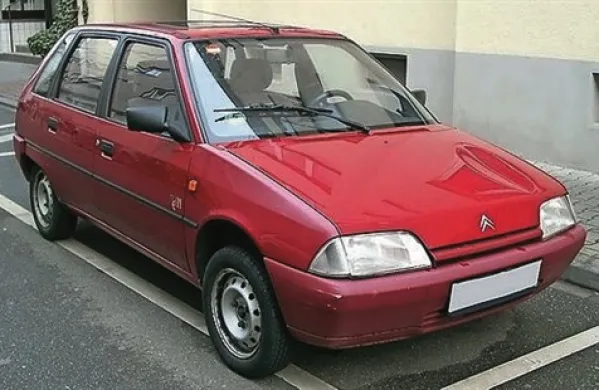 Po gorenjski avtocesti v nasprotno smer vozi rdeč citroen ax. Fotografija je simbolična